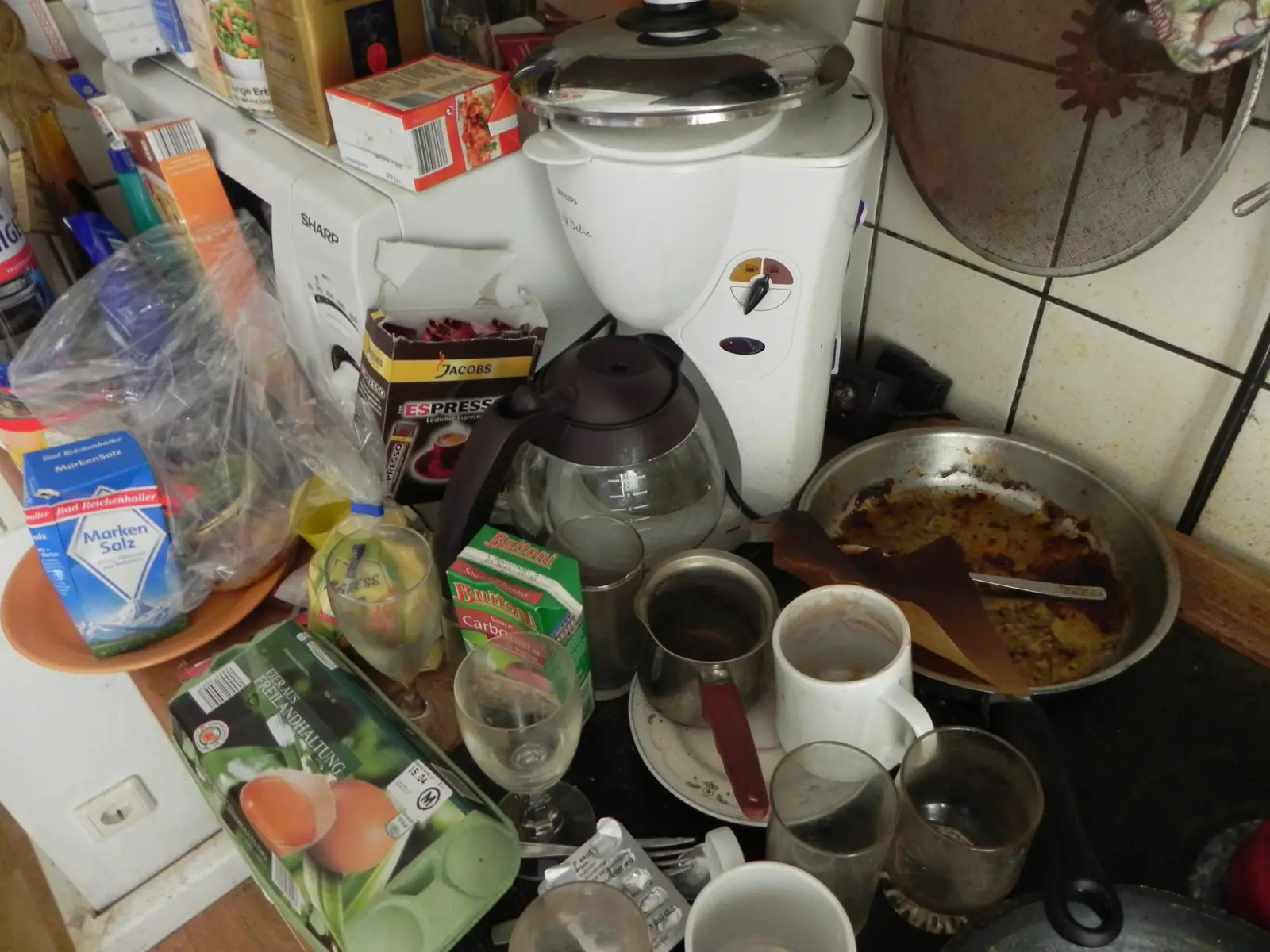 Küche einer Messiwohnung vor der Reinigung